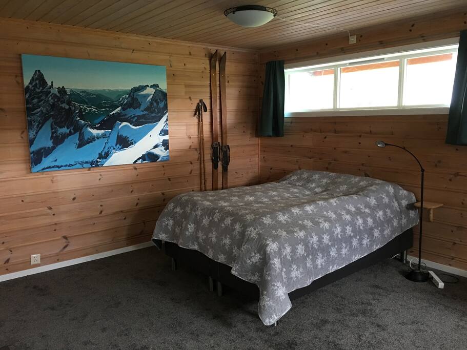 Dobbelseng på kjellerstua