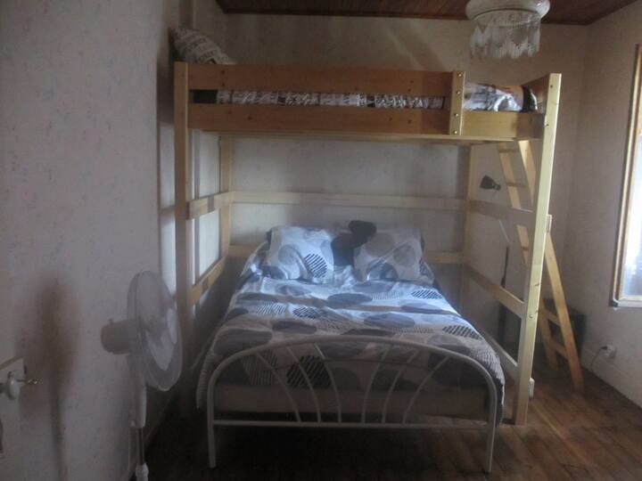 veľká spálňa 1 (15 m ²) na poschodí pre 3 osoby