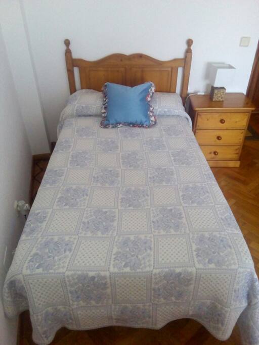 Cama de 1,80m x 1,05m. Colchón viscoelástico y almohada ergonómica. Muy cómoda!!!