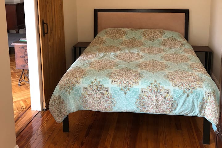 غرفة نوم مع مدخل باب الحظيرة