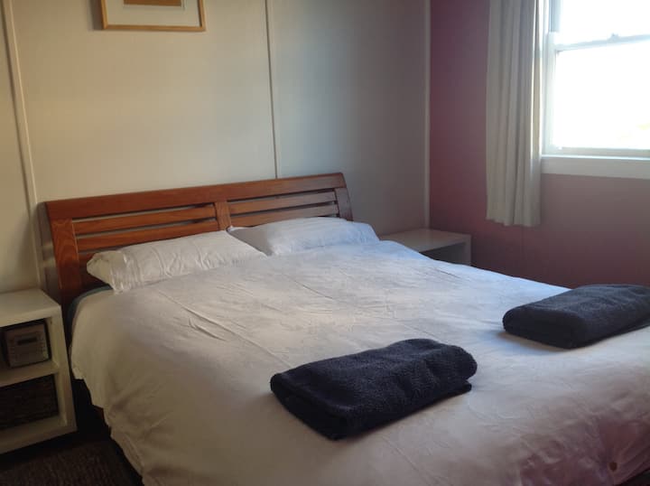 ห้องนอนควีนไซส์ชั้นล่าง