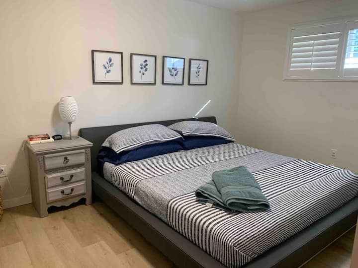 Hauptschlafzimmer mit Kingsize-Bett und eigenem Bad 