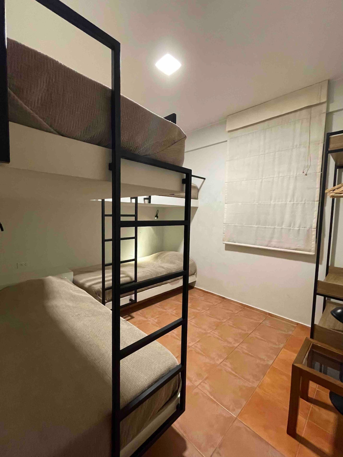 חדר 3 -4 מיטות קומתיים.  Plaza y media.   ארון. 