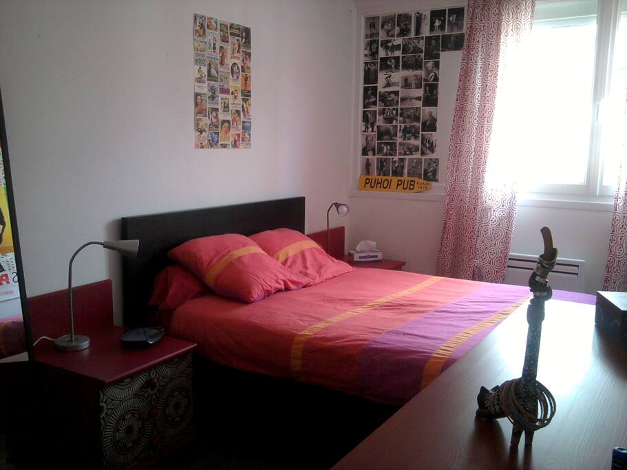 Chambre privative 1: lit double confortable et bureau avec ordinateur.
