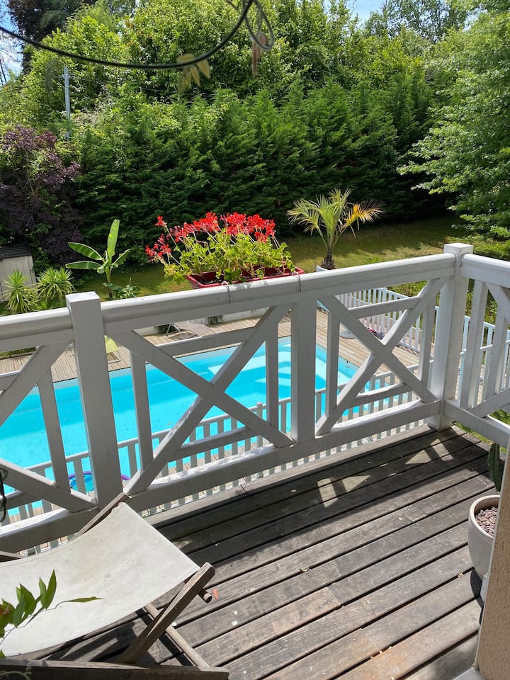 Balcón con vistas a la piscina desde el dormitorio principal.