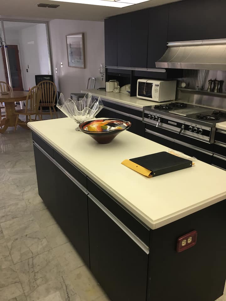 Одличен кујнски остров за послужување коктели и грицки од гостите или целосно семејно ширење!