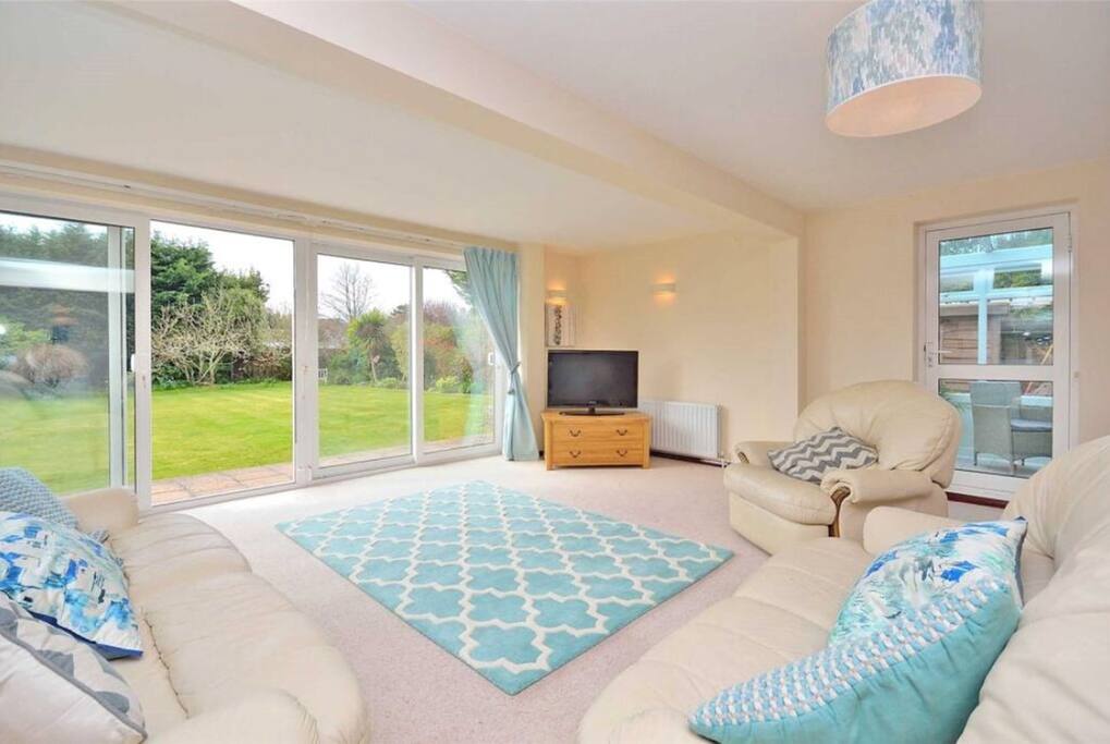 Large rear lounge