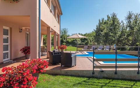 Popular Airbnb listing: Apartment kata with private pool in Općina Tinjan
