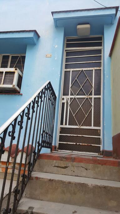 Es la entrada de la habitación desde dentro de la casa