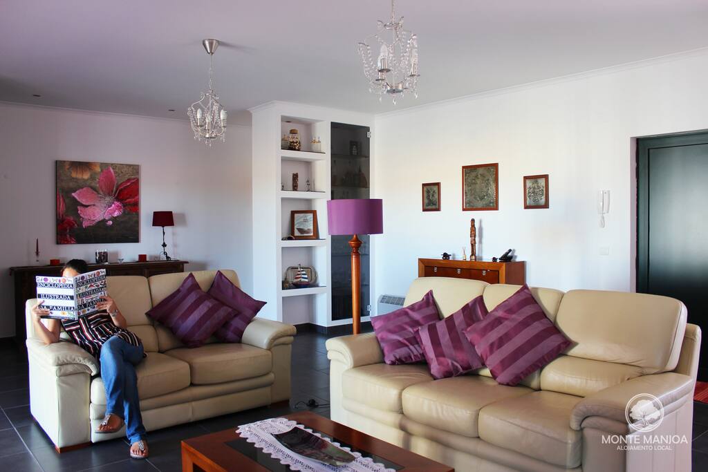 Sala de leitura e TV