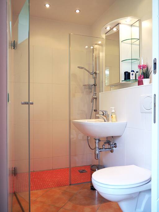 (c) 2018 bathroom with window