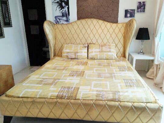 חדר שינה ראשי עם טלוויזיה 48 אינץ'