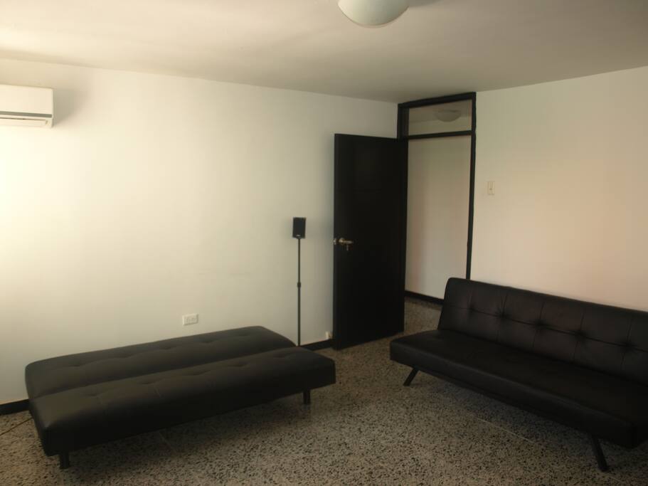 Habitación # 2 con sofacamas. Medidas 107 cms x 180 cms cada uno.