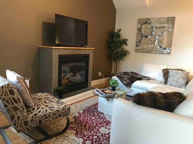 Lovely 2BDRM Apartment Ideal Location Free Parking