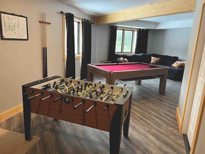 Der Spielraum verfügt zudem über ein Schlafsofa mit Schlafsofa