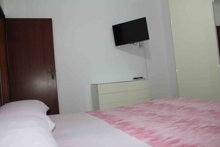 غرفة نوم مع تلفزيون (تحتوي كل غرفة على تلفزيون مسطح مثبت على الحائط ، بإجمالي 3 أجهزة تلفزيون)