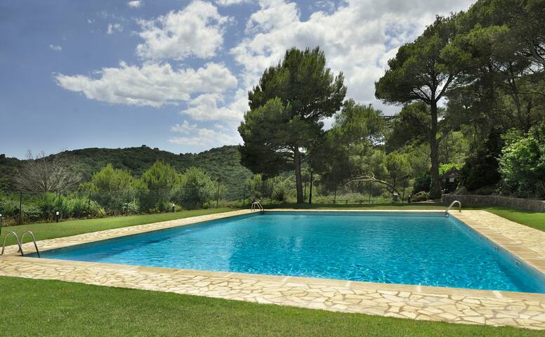 Casa blanca de Begur con vistas al mar y piscina gallery image 5