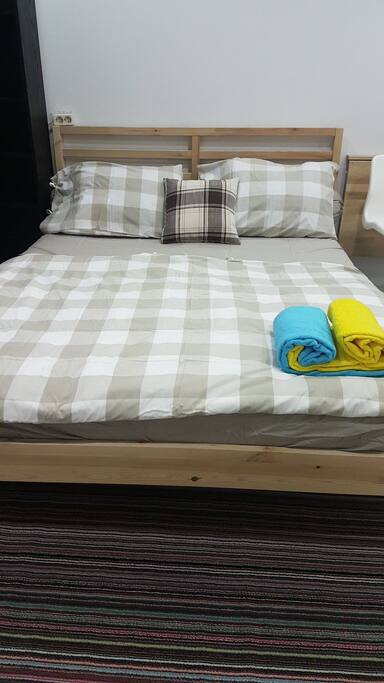 Queen bed