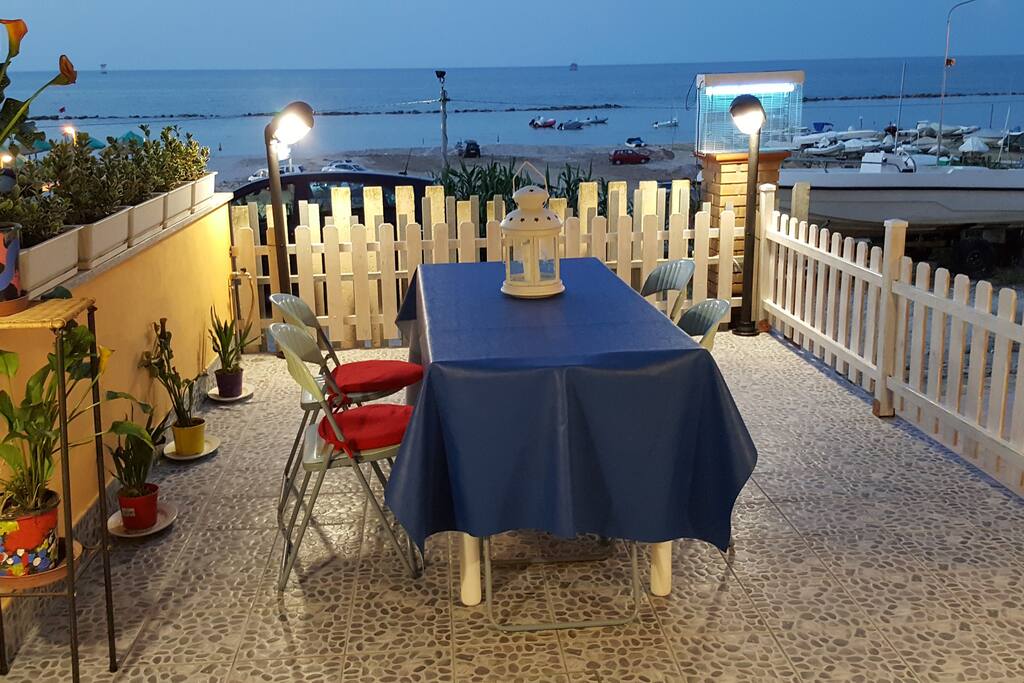 Vista serale della terrazza per fantastiche cene romantiche e non