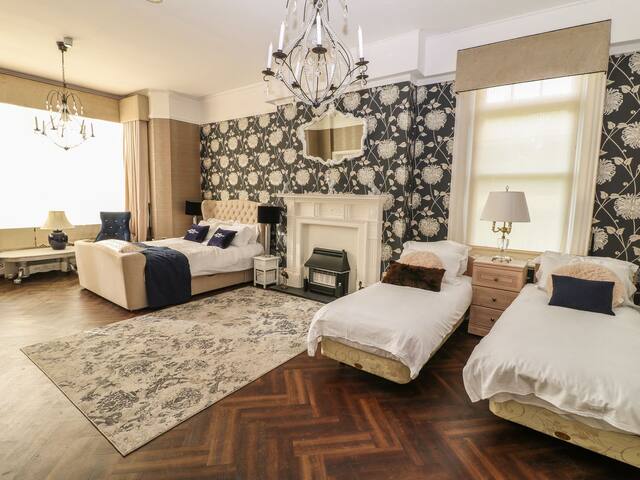 Family Room at Peak Manor