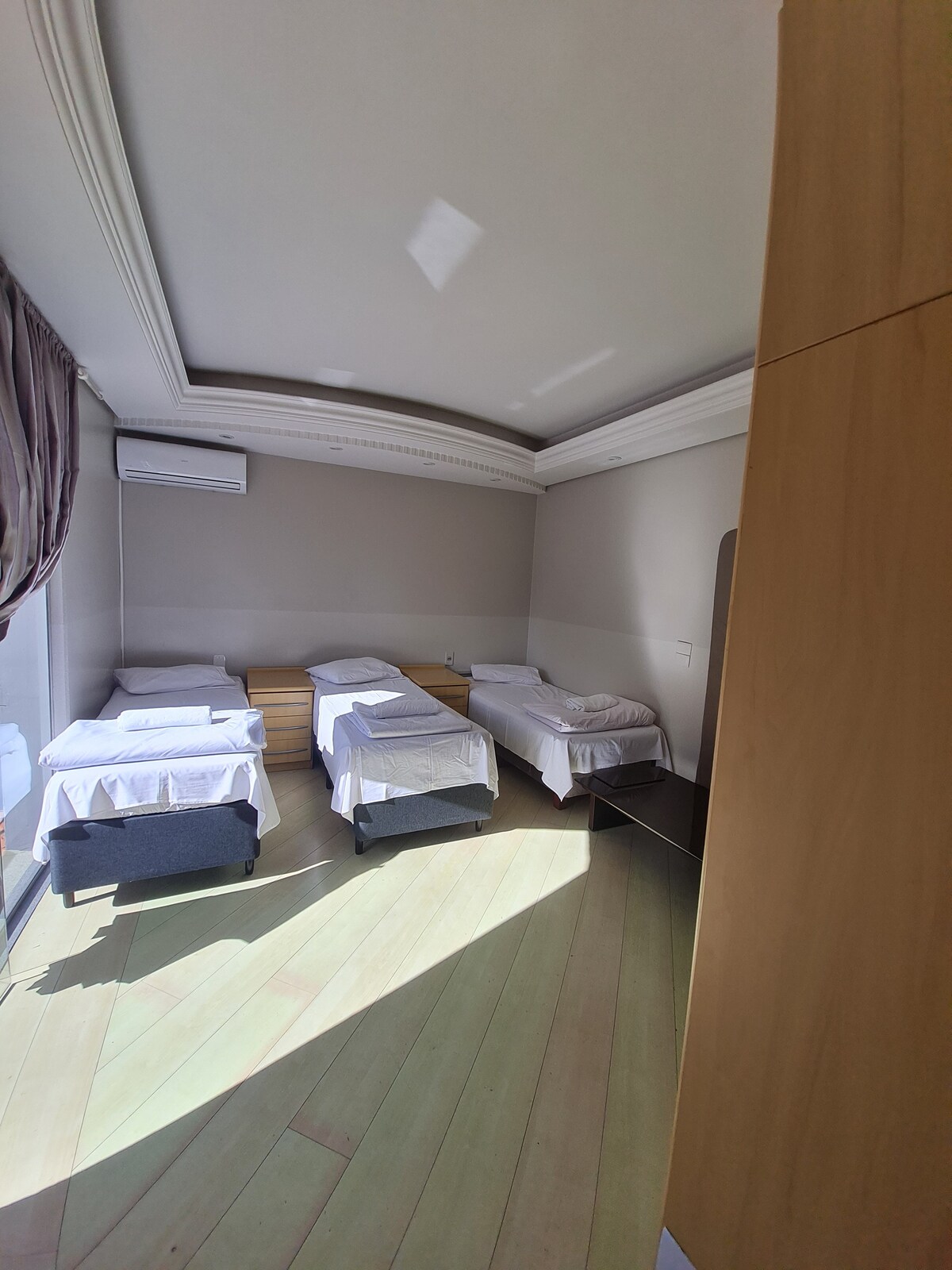 חדר שינה 3 - 3 מיטות יחיד - סוויטה - דלת אחרונה במסדרון משמאל