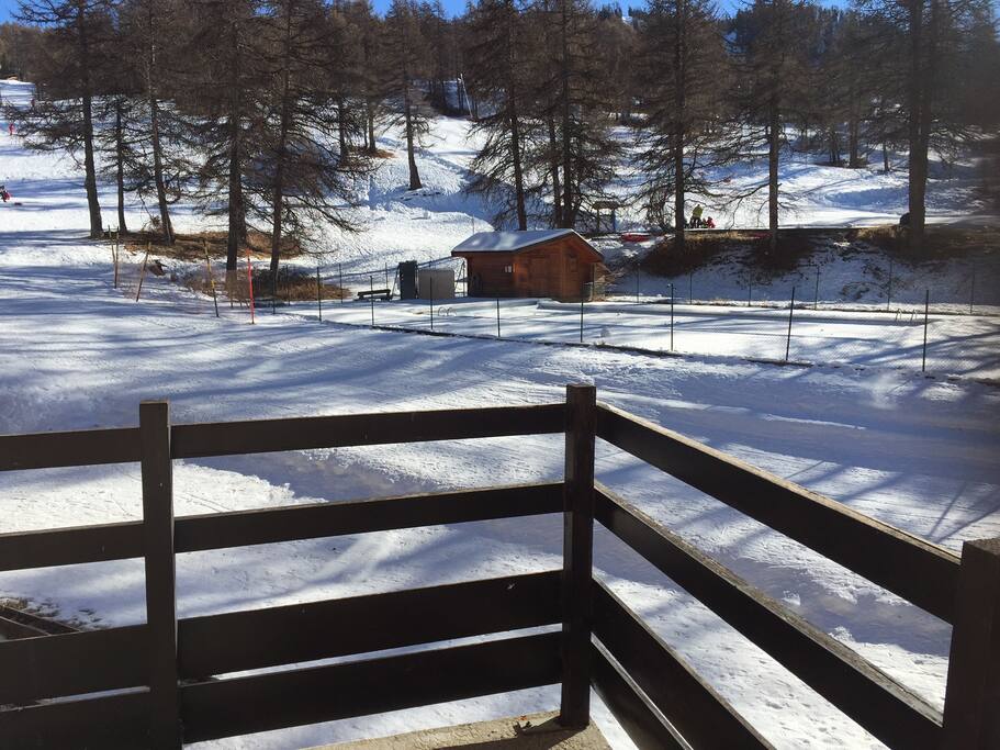 La piste est à seulement 3 mètres du casier à ski