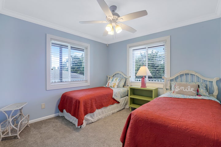 Spavaća soba za goste s 2 kreveta za 1 osobu.