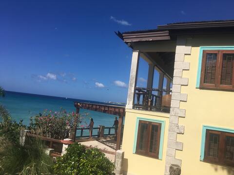Beautiful Beachfront surf villa @ Freights bay
