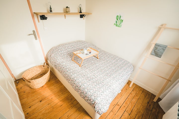 זהו חדר השינה השני, דומה בגודלו ויש בו שמש יפה גם בבוקר על ידי פתיחת הווילונות!
|  |
הנה חדר השינה השני, בגודל דומה וגם מואר מאוד בבוקר אם פותחים את הווילונות!

