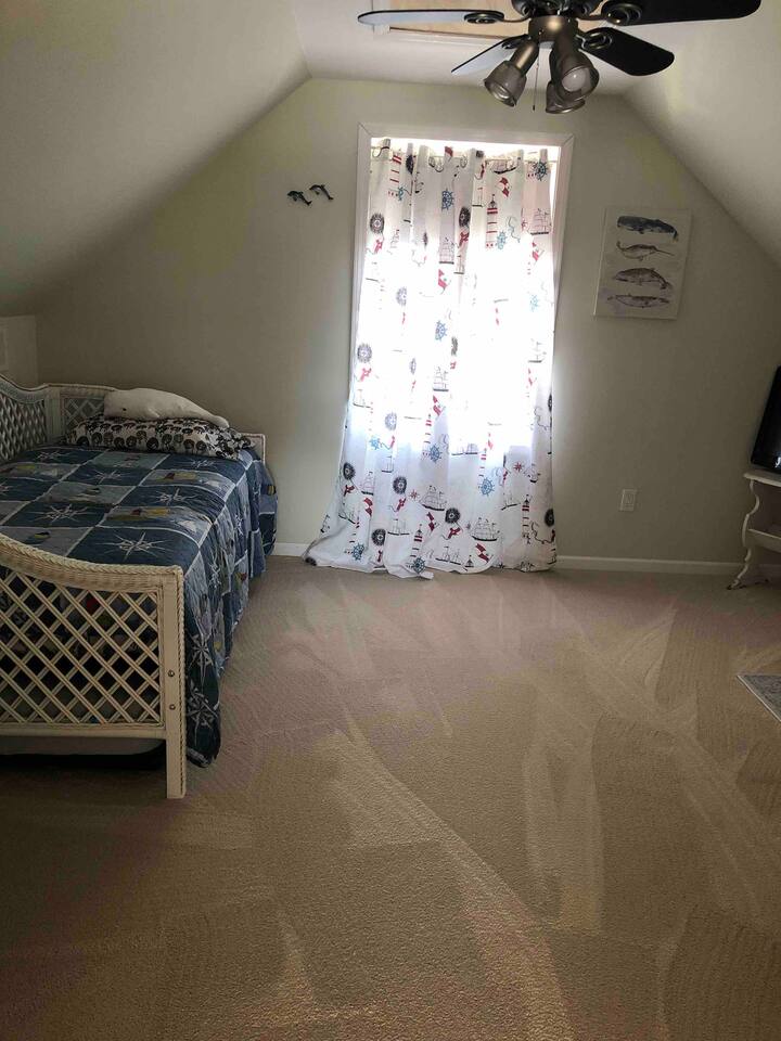 Chambre loft avec lit de repos.