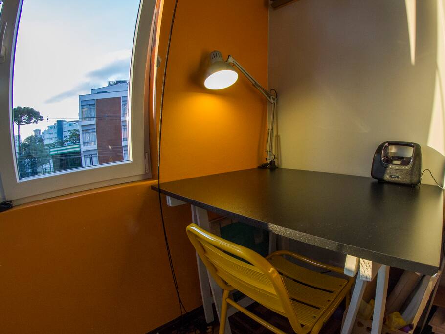 Mesa de Trabalho Ampla e com Luminária
