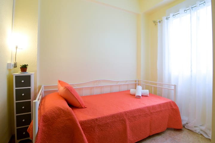 მე-3. საძინებელი 1 ერთადგილიანი საწოლით 90x190 სმ. მე-2. Საძინებელი 1 საწოლით 90x190 სმ.