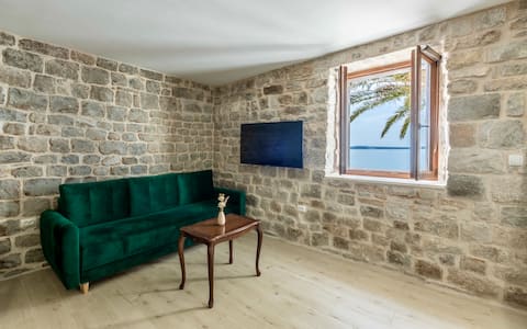 Popular Airbnb listing: D&D Luxury Promenade Apartment in Kaštel Lukšić