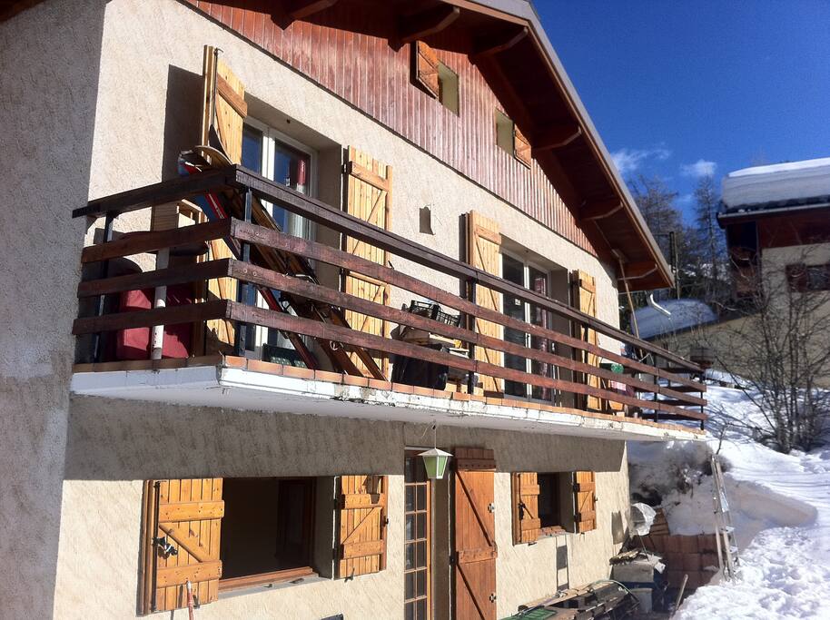 vue ensoleillée du chalet sur l'adret