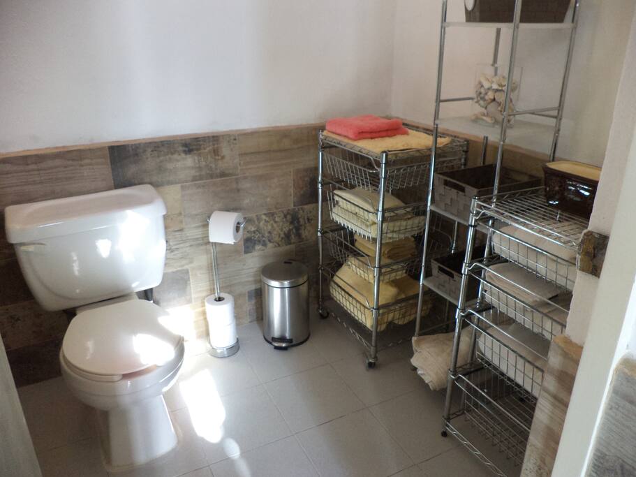 baño completo con instalaciones nuevas