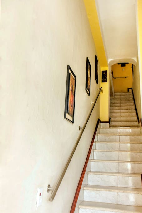 Escalesro para acceder al apartametno independiente