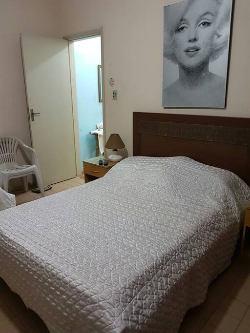 Quarto amplo com ventilador de teto