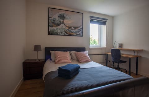 Popular Airbnb listing: Green Room - Music - Free Parking in Finnieston & Anderston