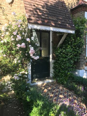 Large family home in N4. gallery image 2