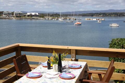 Cottage on York Cove. Picturesque setting- enjoy.