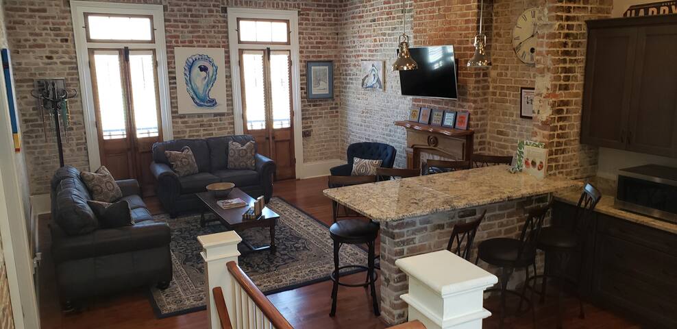 Rare French Quarter 3BR, 3.5BA w/Roof Terrace! gallery image 2