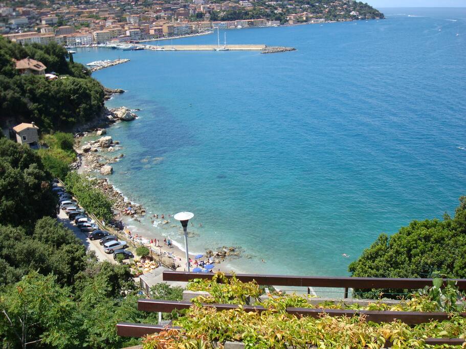Panorama sulla spiaggia sottostante e il porto di Porto S. Stefano