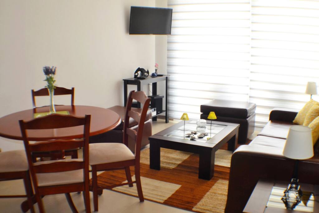 Living - Comedor con equipo de música y televisión satelital.