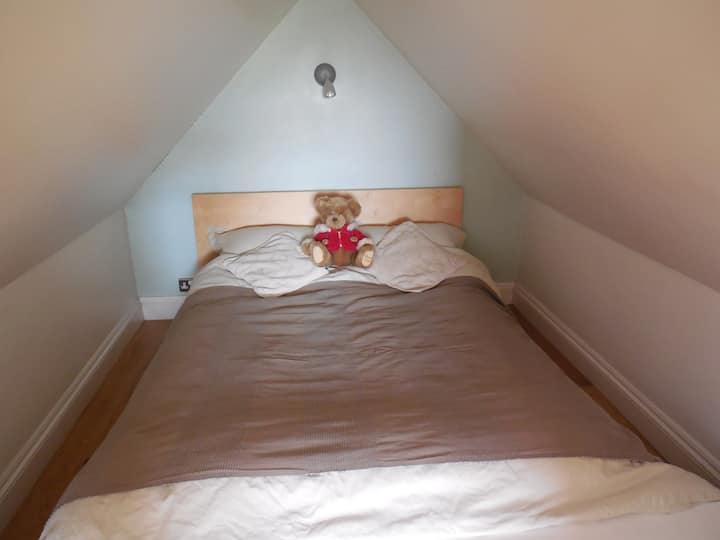 Двойно легло в уютно помещение, със светлини и електрически контакти