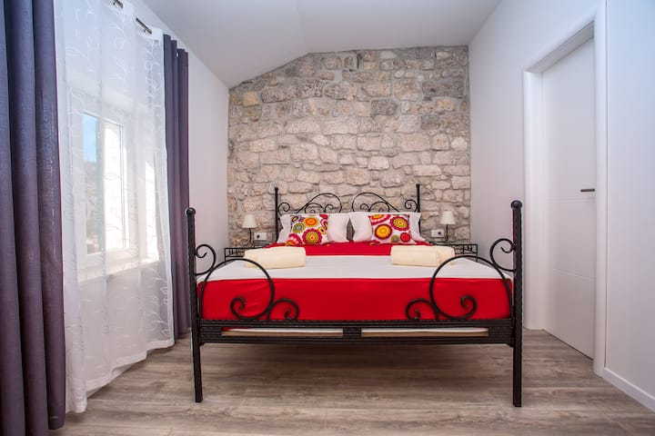 Chambre n ° 2 avec lit 160x200, lit bébé, climatisation et belle vue.