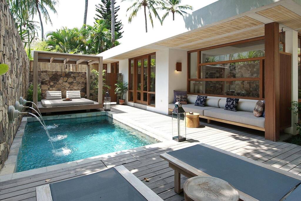 Рена риффел hot. 4 guys falling in pool. Whiles pool. Whiles pool. Синие горки в бассейне красивые фото.