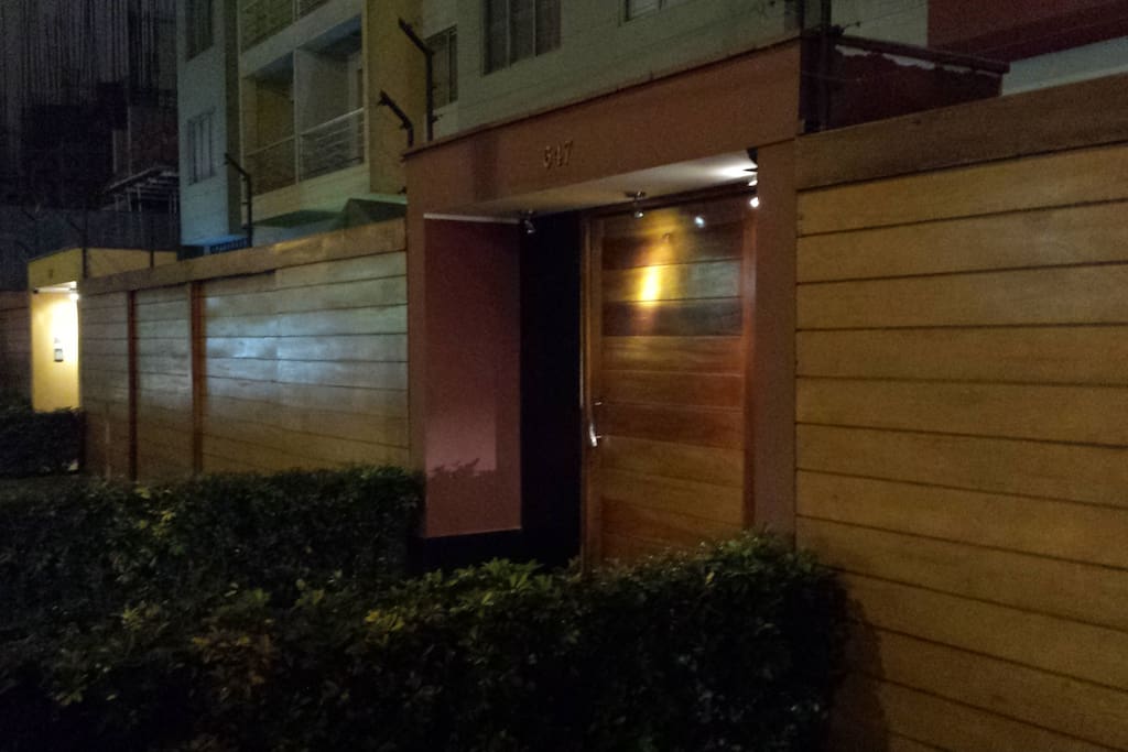 Fachada del portal de entrada con control de acceso al edificio