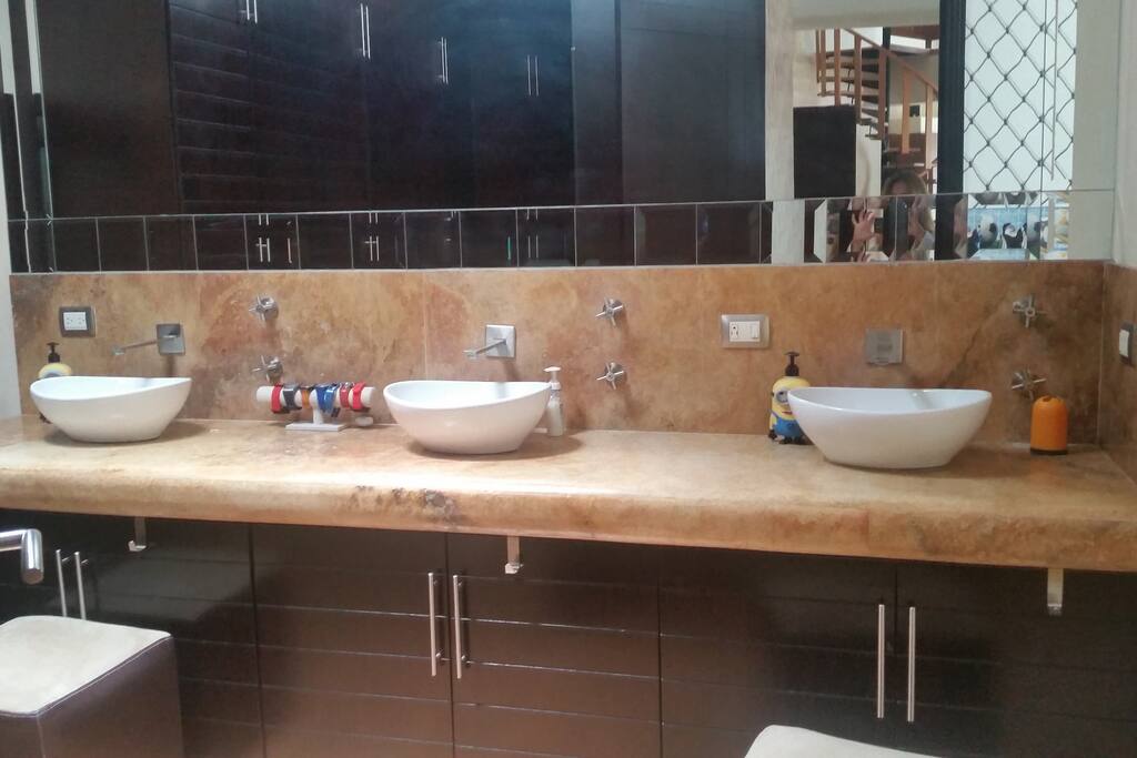 Tres lavabos, 2 regaderas con sus baños y vestidor