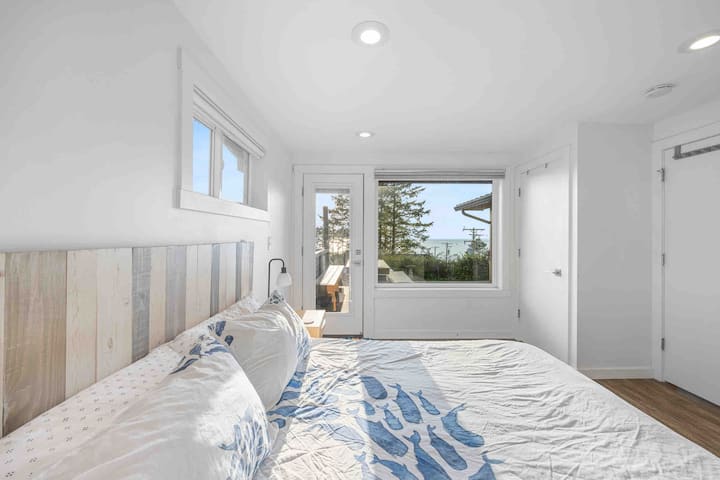 Ampia camera da letto principale con vista sull'oceano e bagno interno