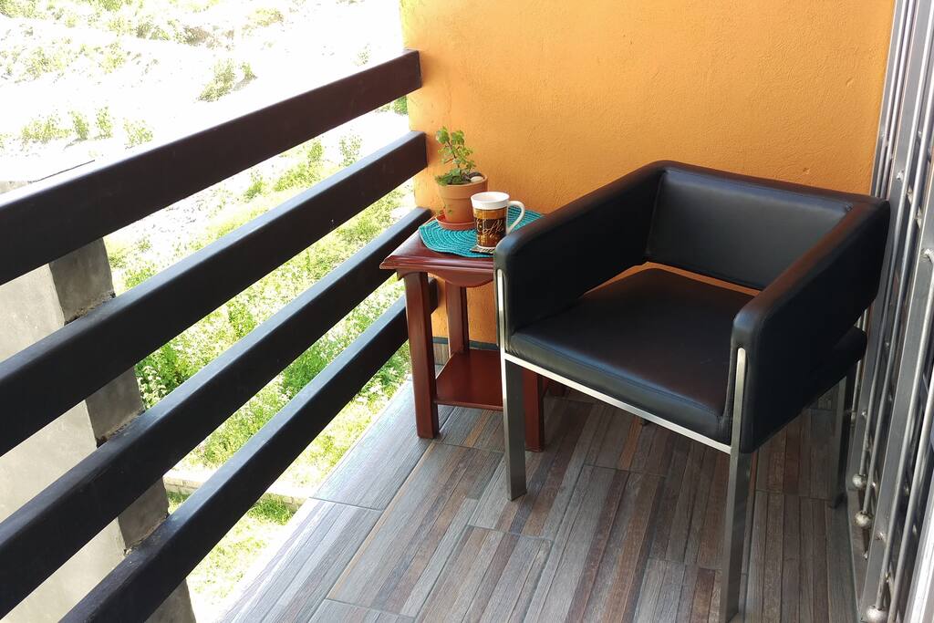 Pequeño balcón para disfrutar un momento contigo mismo mientras tomas tu café matutino.